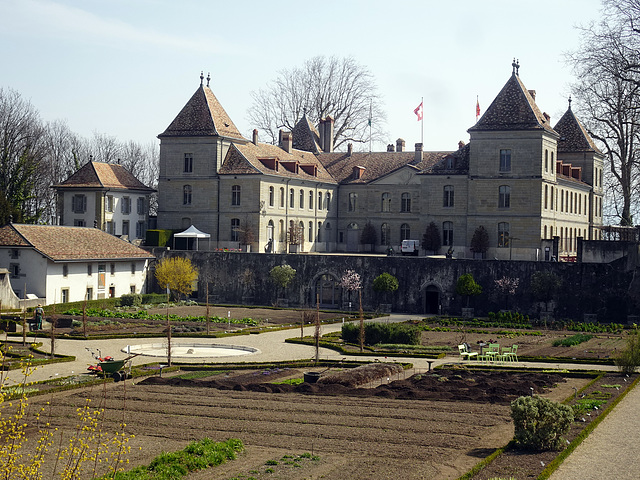 Schloss Prangins mit einem teil der Gartenanlage