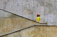 Une femme en jaune