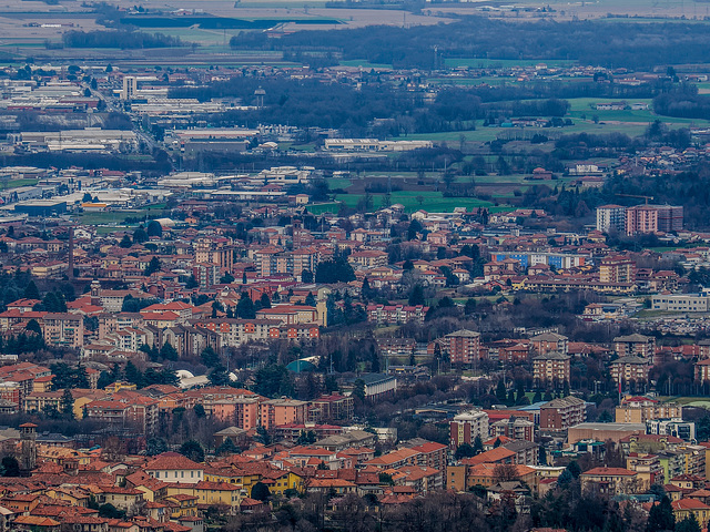 Biella (a 6 Km) vista dal Colle della Burcina, ad un’altezza di circa 800 m.