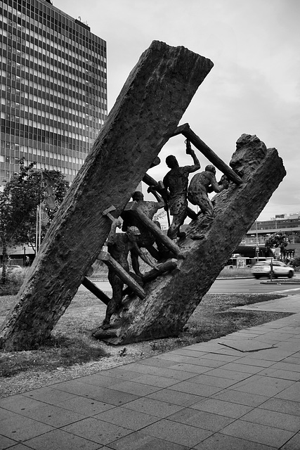 Bergarbeiterdenkmal "Steile Lagerung" (Essen-Südviertel) / 15.06.2024