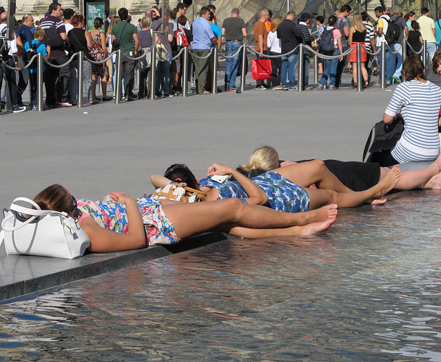 Paris - "Sun-bathing" au Louvre