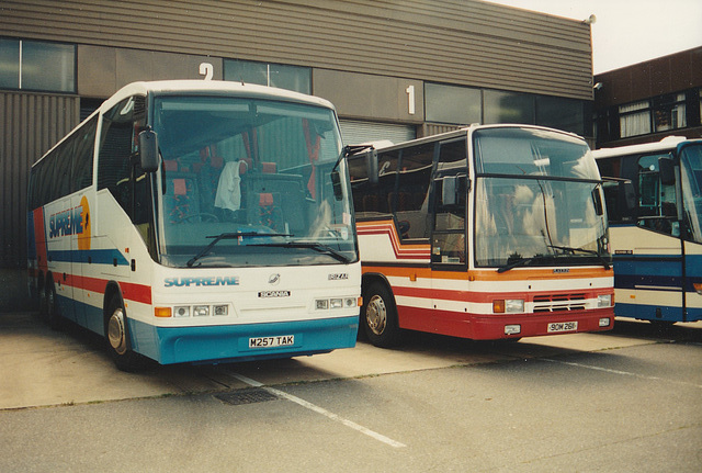 Coaches at RAF Mildenhall Air Fete – 27 May 1995 (267-22A)