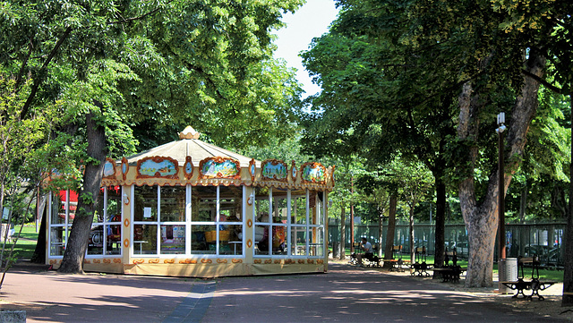 Au jardin Lecoq ...La vie est un manège