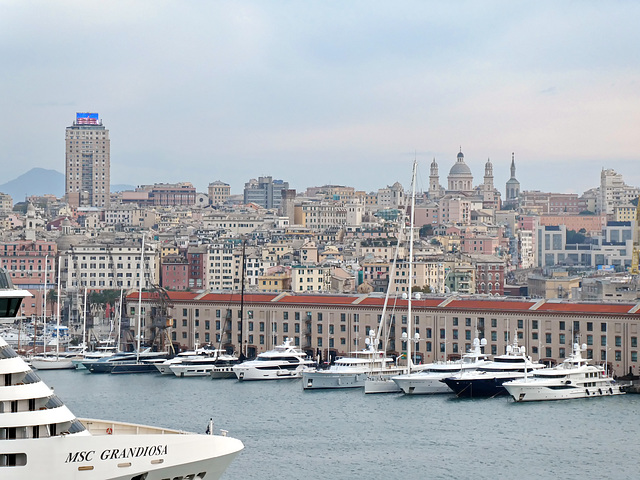 Genova stretta sul mare