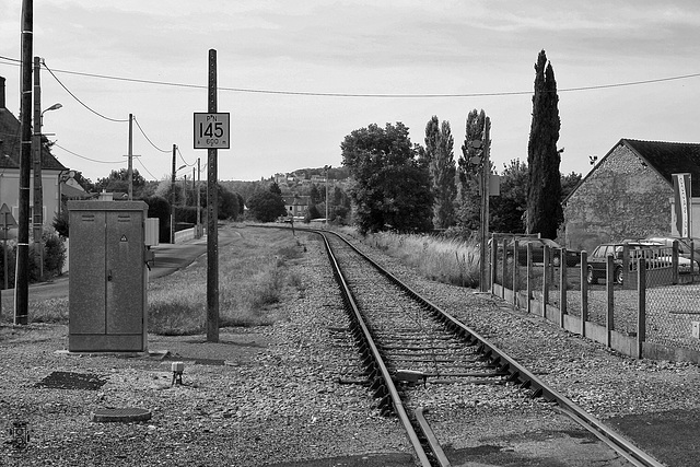 Ah oui, il y a aussi une ligne de chemin de fer