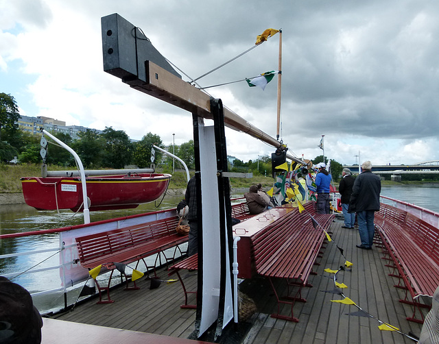 Mast runter - wegen der Brücke.