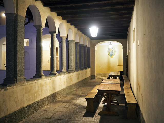 The cloister and the tables for pilgrims