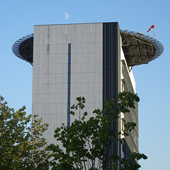 Moon waiting for landing (1)