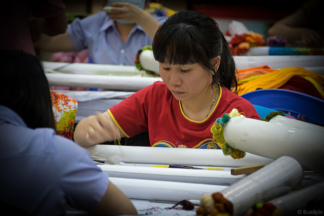 Seidenstickerei in der Nähe von Hanoi (© Buelipix)