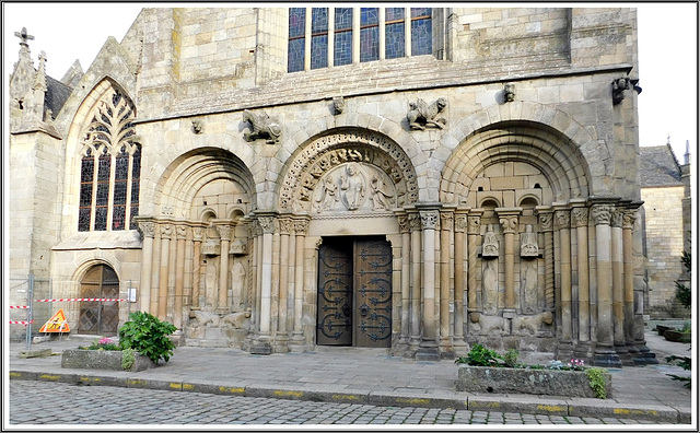 La façade de l'église Saint Sauveur à Dinan