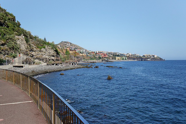 Funchal - Ausblick von der Uferpromenade nach Funchal