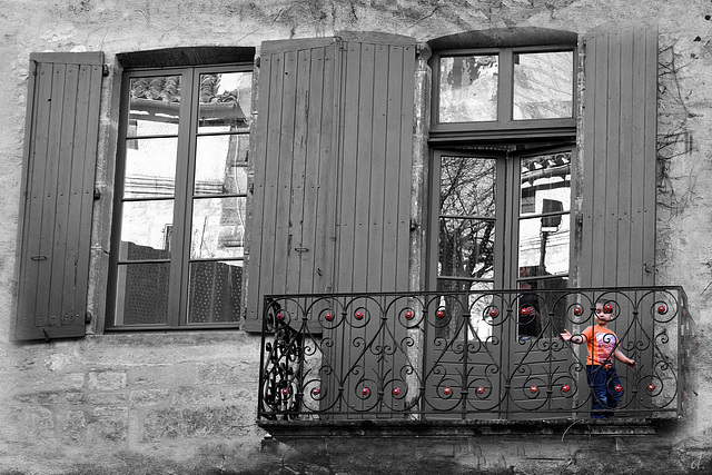 enfant au balcon , tendre surveillance