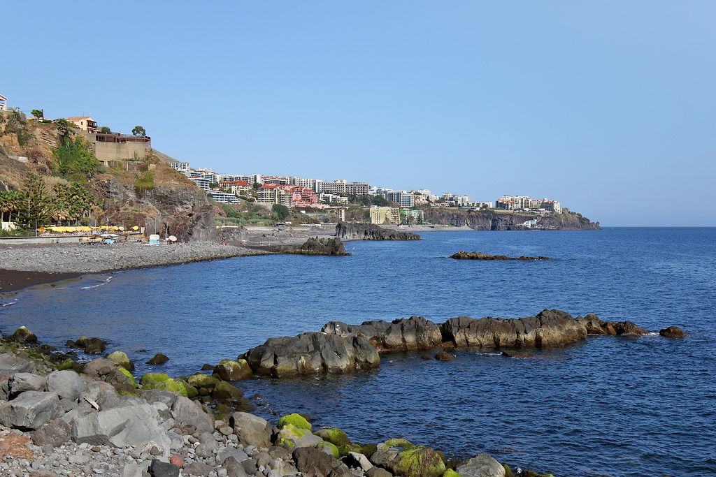 Funchal - Ausblick von der Uferpromenade beim Hotel Orca Praia nach Funchal