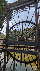 Une grosse roue d'antan / A huge wheel of yesteryear Une grosse roue d'antan / A huge wheel of yesteryear