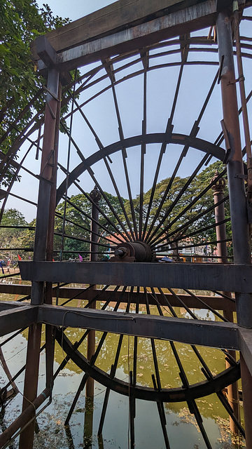Une grosse roue d'antan / A huge wheel of yesteryear