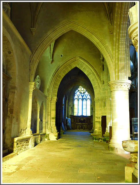 L'intérieur de la collégiale Notre dame à Lamballe (22)