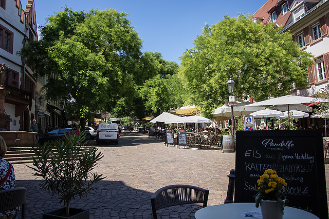 Eispause auf dem Marktplatz von Weinheim