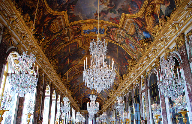 La splendeur de la galerie des glaces à Versailles