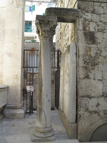 Temple de Jupiter : escalier sur le côté.