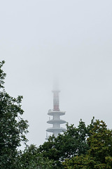 Heinrich-Hertz-Turm im Nebel