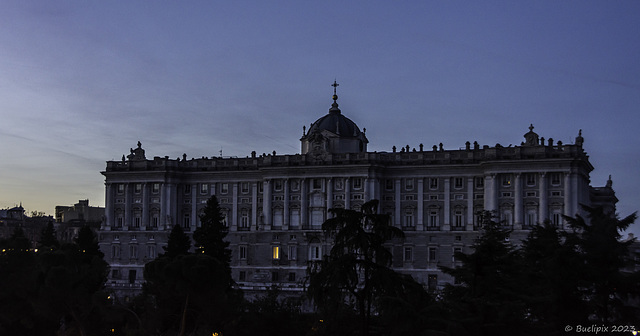 der 'Palacio Real de Madrid' (das Königliche Schloss Madrid), die Residenz des Königs von Spanien – morgens vom 'Aparthotel Jardines de Sabatini' aus gesehen (© Buelipix)