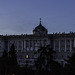 der 'Palacio Real de Madrid' (das Königliche Schloss Madrid), die Residenz des Königs von Spanien – morgens vom 'Aparthotel Jardines de Sabatini' aus gesehen (© Buelipix)