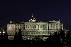 der 'Palacio Real de Madrid' (das Königliche Schloss Madrid), die Residenz des Königs von Spanien – abends vom 'Aparthotel Jardines de Sabatini' aus gesehen (© Buelipix)