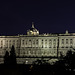der 'Palacio Real de Madrid' (das Königliche Schloss Madrid), die Residenz des Königs von Spanien – abends vom 'Aparthotel Jardines de Sabatini' aus gesehen (© Buelipix)