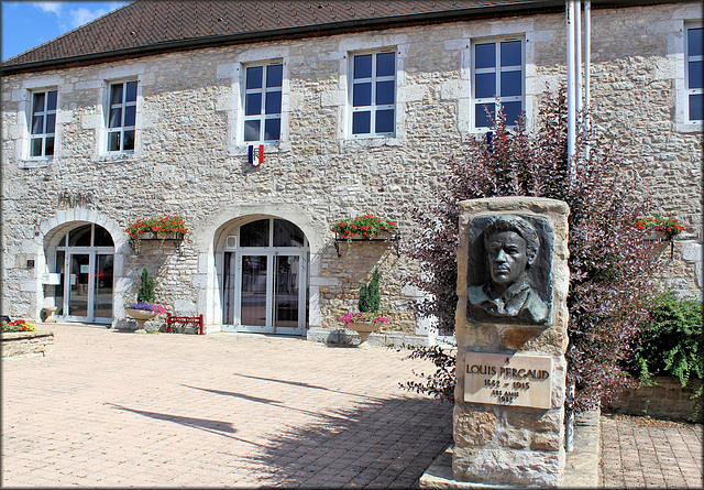 Vercel-Villedieu-le-Camp (25) 24 juillet 2013. L' hôtel de ville et le monument Louis Pergaud né tout près de là (écrivain auteur, entre autres, de la Guerre des Boutons).