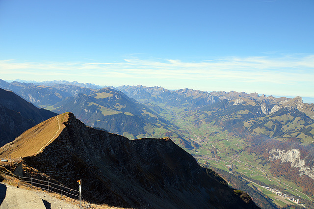 Alpenpanorama im Vordergrund der Niesechumi 2102 m.ü.M.