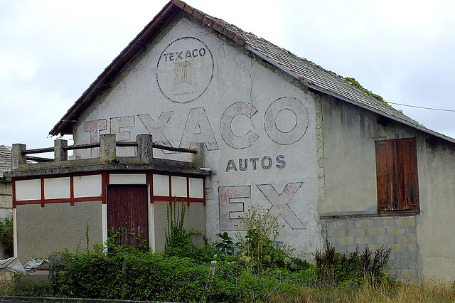 Vieille pub murale (vue à Montpon 24)