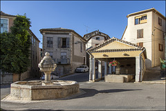 Riez - Le lavoir et la fontaine - Das Waschhaus und der Brunnen - The wash-house and the fountain