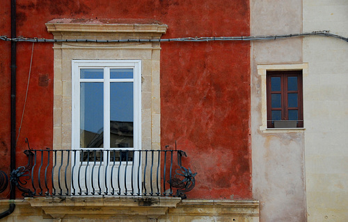 Stromkabel in der Fassade