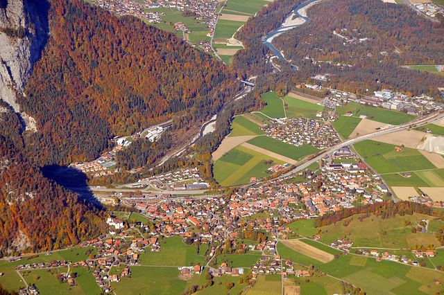 Die Ortschaft Wimmis, am Eingang zum Simmental. Der Fluss im Hintergrund ist die Simme