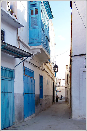 Tunisi : Una viuzza del centro storico con i suoi lampioni