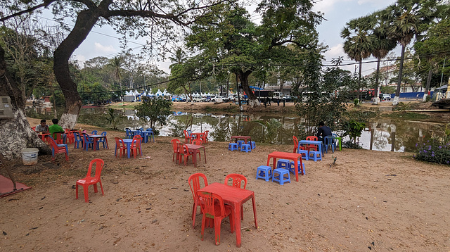 Aire gastronomique au bord de la rivière / Gourmet area along the river