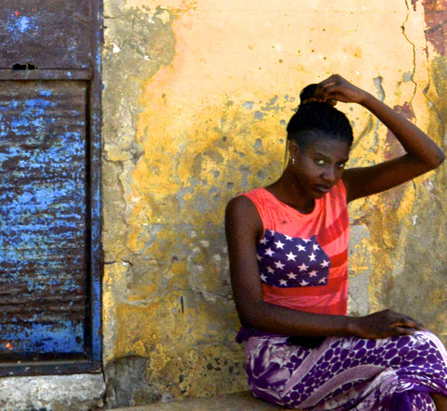 Jeune femme qui se tient les cheveux