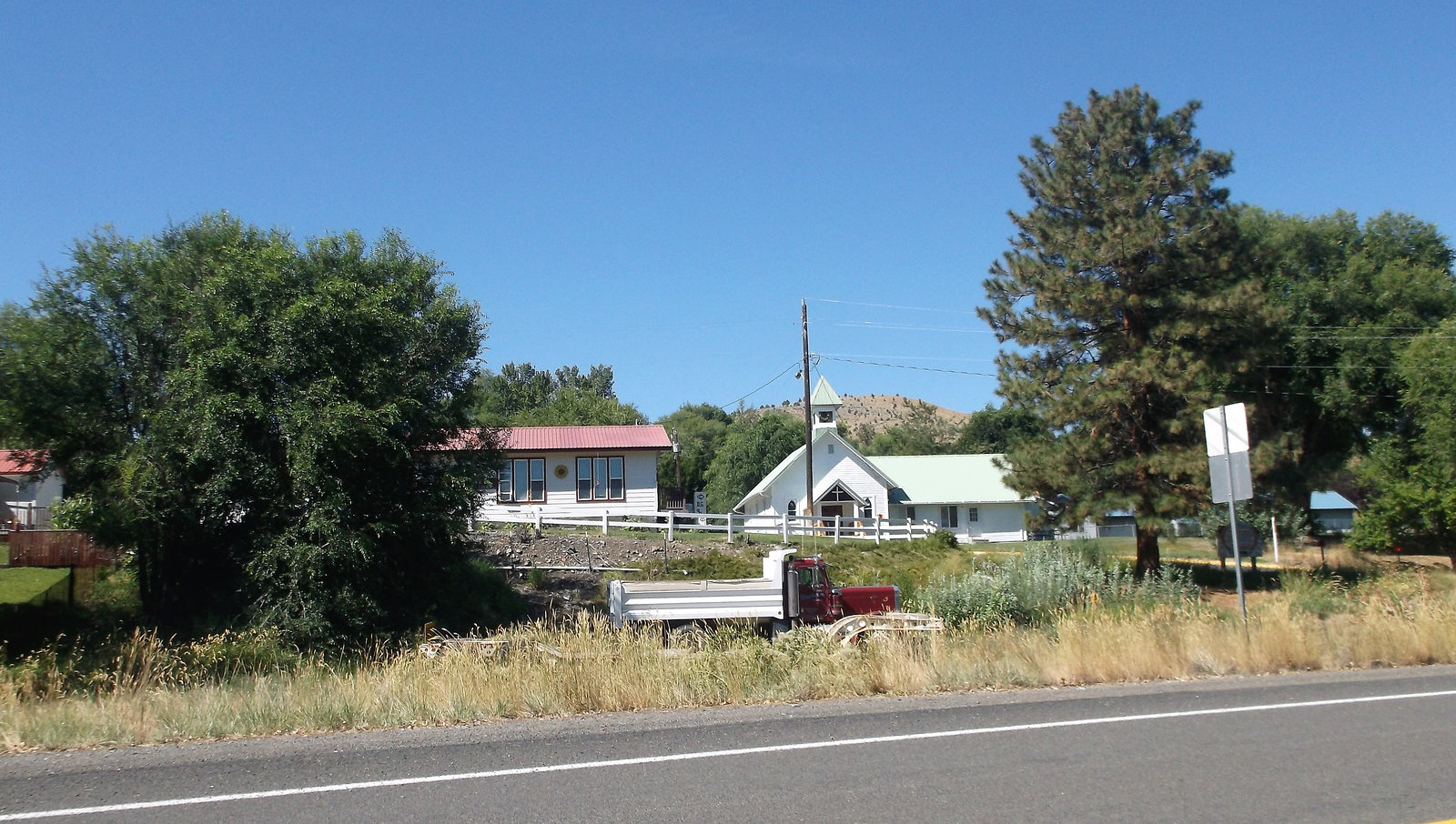 Église et camion / Truck and church