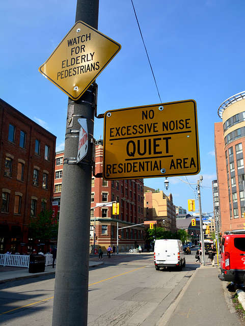 Canada 2016 – Toronto – Be quiet, elderly pedestrians