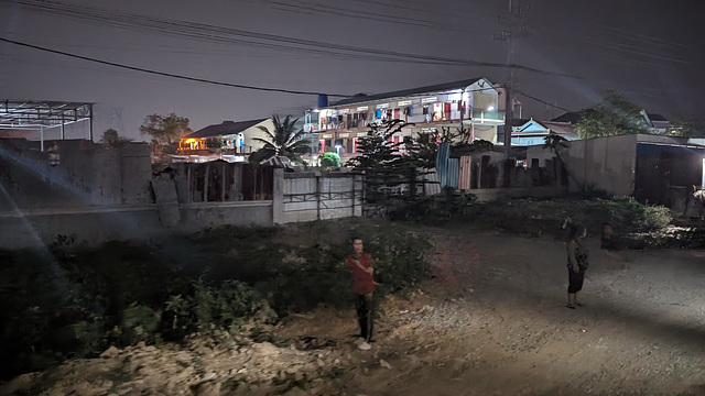 Notre train arrive en ville ! / Entering in town by train at night ! Notre train arrive en ville ! / Entering in town by train at night !