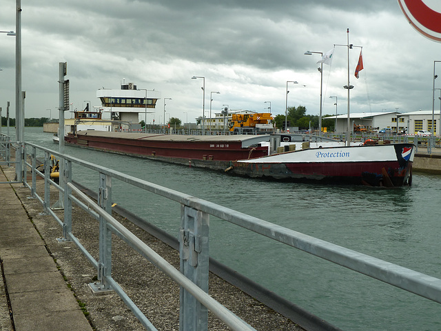 Einfahrt in die Schleuse Iffezheim auf Oberwasser die MS Protection