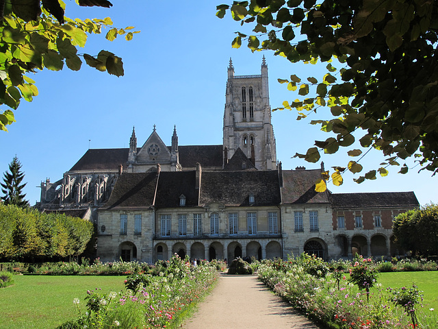 Meaux (77) - Ancien évêché et Cathédrale depuis le 'jardin Bossuet'