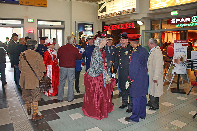 Anachronistische Szenen auf dem Schweriner Hauptbahnhof