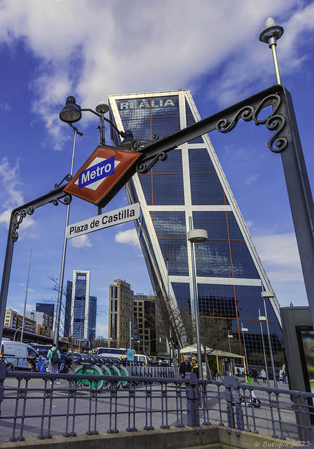 Eingang zur Metrostation Plaza de Castilla (© Buelipix)