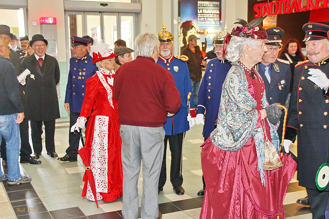 Anachronistische Szenen auf dem Schweriner Hauptbahnhof