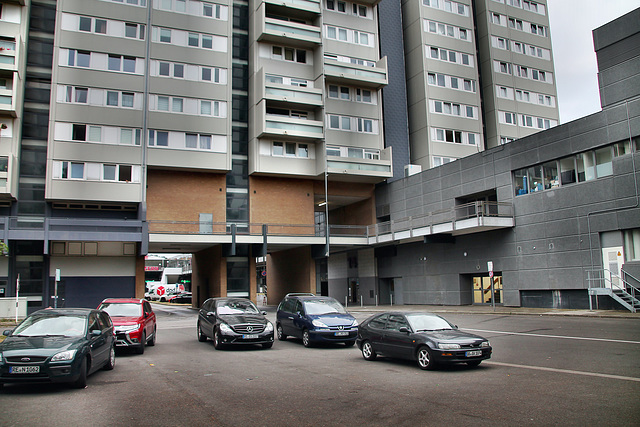 Einfahrt unter dem Wohnhochhaus "Laubfrosch" (Marl) / 27.08.2022