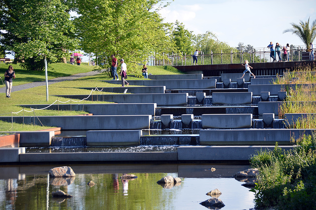 Kleine Beton Hüpferin