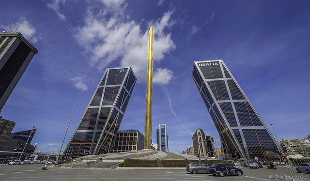 der 'Obelisco de la Caja' auf der Plaza de Castilla (© Buelipix)