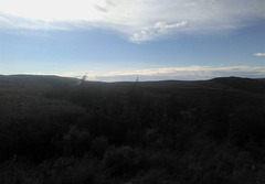 L'immensité du Labrador sous un ciel bleu avec nuages immaculés