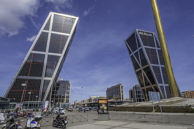 'Puerta de Europa', auch bekannt als 'Torres KIO' an der Plaza de Castilla (© Buelipix)